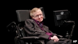 Ahli fisika dan kosmologi Stephen Hawking dalam sebuah penampilan di Seatlle. (Foto: Dok)