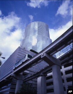 Little Havana lies, literally, in the shadow of a much more modern Miami landmark: Metromover, the free monorail transit.