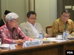 Menteri Agama Lukman Hakim Syaifuddin (kanan) dan Wakil Menteri Luar Negeri AM Fachir (kiri) di gedung MPR/DPR Senayan, Jakarta. (VOA/Fathiyah Wardah)