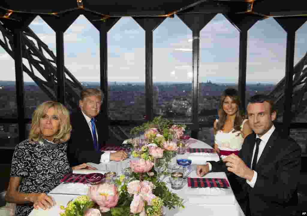 پنجشنبه شب آقای ترامپ و بانوی اول میهمان رئیس جمهوری فرانسه و همسرش برای شام روی برج ایفل بودند.