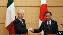 Italian Prime Minister Mario Monti (L) and his Japanese counterpart Yoshihiko Noda shake hands at the end of their joint news conference at Noda's official residence in Tokyo, March 28, 2012.