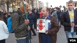 為參加去年5月6日反政府示威被捕的政治犯收集捐款，4月17日莫斯科支持納瓦里內集會。(美國之音白樺拍攝)