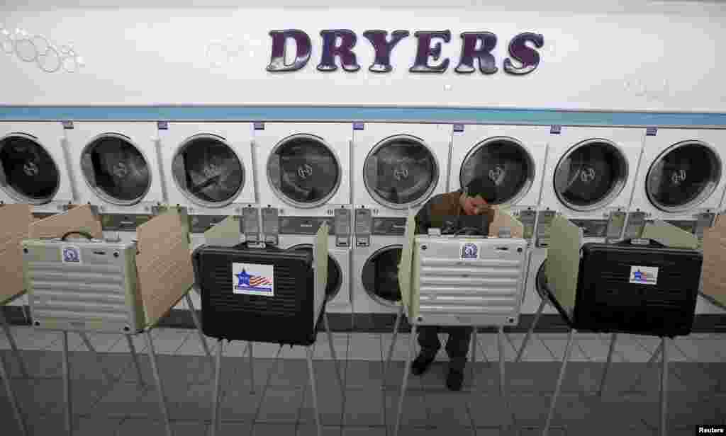 미국 일리노이주 시카고의 한 세탁소에 마련된 대선 예비선거 투표소에서 한 유권자가 투표하고 있다.