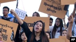Protestos em Mianmar a favor de libertação de jornalistas