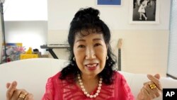 한국 유 튜버 박막 례 (74 세)는 2021 년 5 월 20 일 서울에서 열린 인터뷰에서 성별과 연령에 대한 한국의 급변하는 문화적 견해에 대해 이야기합니다. 유튜브 파크 "할머니 한국" 그녀는 전 세계에서 온 132 만 명 이상의 팔로워를 보유하고 있습니다. (AP 사진)