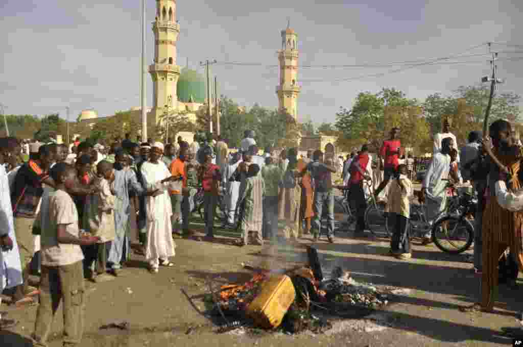 نائیجیریا کے شہر کانو کی ایک مسجد میں دھماکوں اور فائرنگ سے 80 سے زائد افراد ہلاک ہو ئے۔