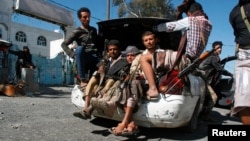 Pro-government fighters ride in the trunk of a car in the southwestern city of Taiz, Yemen, Nov. 21, 2016. 