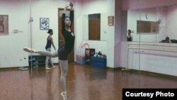 Maura Munaf saat menekuni dunia tari balet di Indonesia (dok: Maura Munaf)