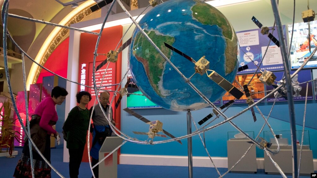 中国民众在参观一个展示中国卫星技术的展览