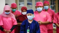 Para tenaga medis mengenakan masker pelindung berdoa untuk para pasien virus corona (Covid-19) di Jakarta, 14 Mei 2020. (foto ilustrasi: Reuters)