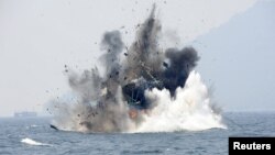 Một chiếc thuyền đánh cá nước ngoài bị tịch thu vì đánh cá bất hợp pháp bị Hải quân Indonesia cho nổ tung ngoài khơi Đảo Lemukutan, ngày 18/8/2015.