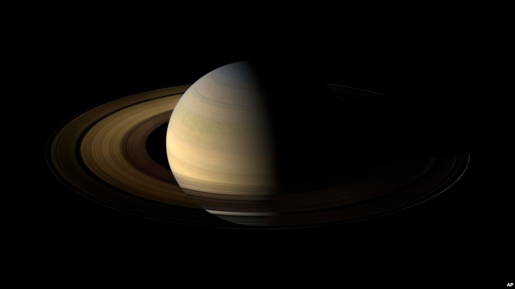 Veinte lunas nuevas fueron descubiertas alrededor de Saturno, lo que le da al planeta un total de 82, indicaron científicos del Centro de Planetas Menores de la Unidad Astronómica Internacional. Eso supera las 79 que tiene Júpiter.