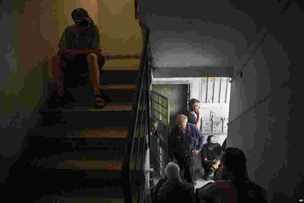 Israelis take cover as a siren sounds during a rocket attack fired by Palestinian militants from Gaza, in Tel Aviv, Israel, July 21, 2014.