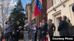 امریکا مرکز دیپلماتیک ونزوئلا در واشنگتن را به نماینده خوان گوایدو رئیس جمهوری موقت تحویل داد. 