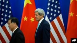 2014年7月10日美国国务卿约翰·克里(右)和中国国务院副总理汪洋到达新闻发布会