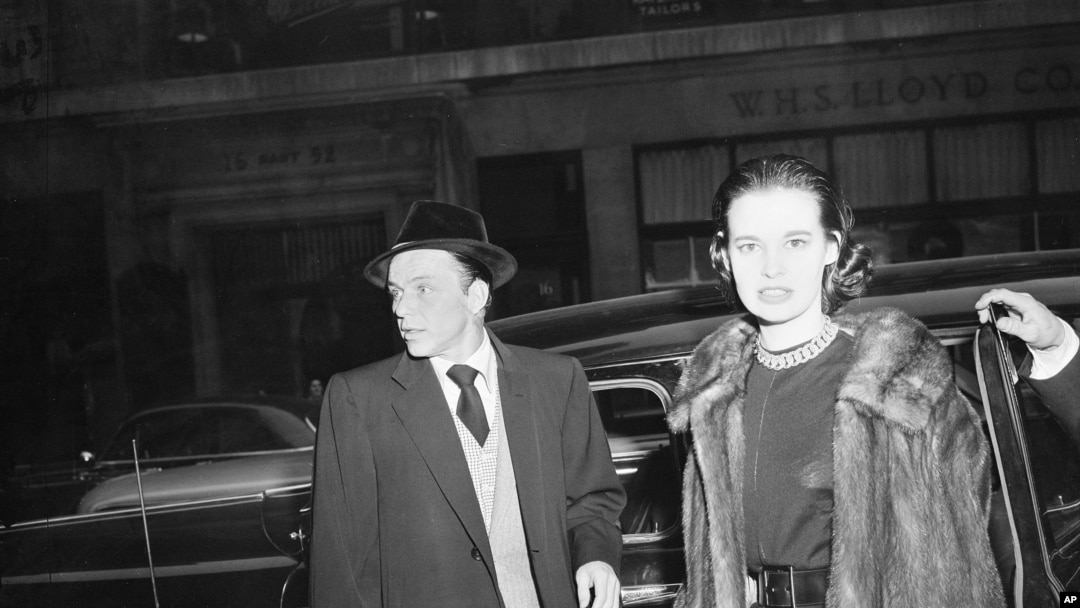 Glorija Vanderbilt i Frenk Sinatra izlaze iz hotela Berkšir u Njujorku posle zajedničkog ručka 31. decembra 1954.