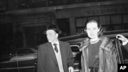 Glorija Vanderbilt i Frenk Sinatra izlaze iz hotela Berkšir u Njujorku posle zajedničkog ručka 31. decembra 1954.