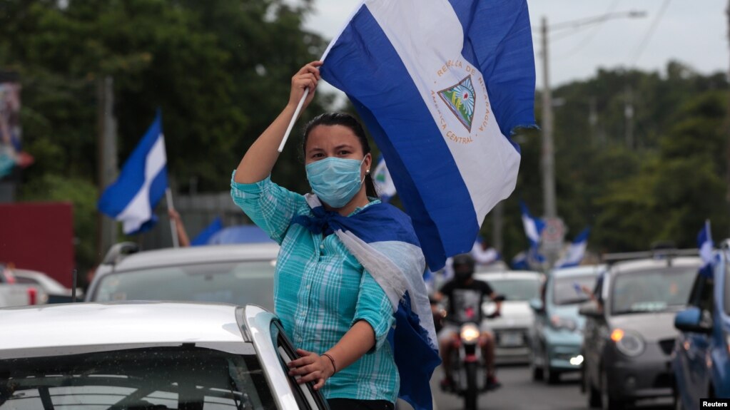 Una mujer participa en una protesta con autos y motocicletas contra el gobierno de Daniel Ortega, en Nicaragua, para exigir el fin de la violencia contra los manifestantes. Ticuantepe, julio 15 de 2018. REUTERS/Oswaldo Rivas.