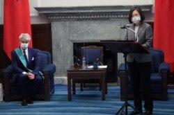 台湾总统蔡英文在台北会晤到访的法国参议院友台小组主席李察。 （2021年10月7日)