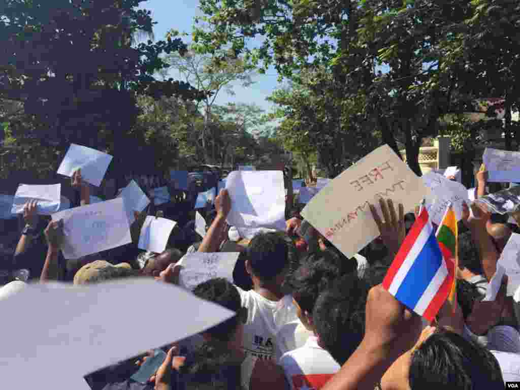 ရန်ကုန်မြို့ ထိုင်းနိုင်ငံ သံရုံးရှေ့ လူ ရာနဲ့ချီ ဆန္ဒပြ-သတင်းဓာတ်ပုံ စည်သူ(ဗွီအိုအေမြန်မာပိုင်း)