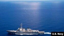 美國海軍“拉森號”導彈驅逐艦在國際海域巡邏，附近有中國海軍的“東莞號”導彈護衛艦(2015年9月29日)
