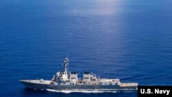 美国海军“拉森号”导弹驱逐舰在国际海域巡逻，附近有中国海军的“东莞号”导弹护卫舰 (2015年9月29日)