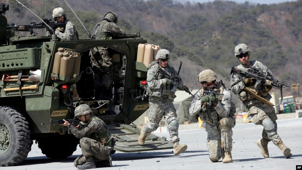 En esta foto de archivo del 25 de marzo de 2015 se ven soldados de EE.UU. y soldados de Corea del Sur en ejercicios militares conjuntos en Pocheon, al norte de Seúl, Corea del Sur.