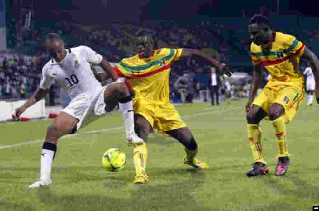 Ghana's Ayew Andre Morgan Rami (L) challenges Diakite Drissa (C) and Kante Cedric of Mali during their African Nations Cup Group D soccer match in FranceVille Stadium January 28, 2012.