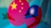 Bendera nasional China dan Taiwan ditampilkan di samping pesawat militer dalam ilustrasi yang diambil pada 9 April 2021. (Foto: REUTERS/Dado Ruvic)