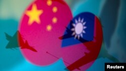 Bendera nasional China dan Taiwan ditampilkan di samping pesawat militer dalam ilustrasi yang diambil pada 9 April 2021. (Foto: REUTERS/Dado Ruvic)