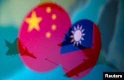 Bendera nasional China dan Taiwan dalam ilustrasi yang diambil pada 9 April 2021. (Foto: REUTERS/Dado Ruvic)