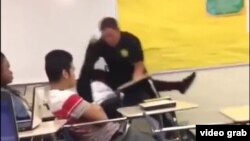 Extrait vidéo de l'arrestation musclée d'une lycéenne noire à la Spring Valley High School en Caroline du Sud le 26 octobre 2015.