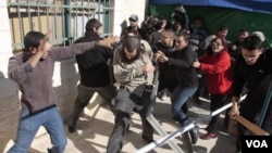 Israel memperpanjang penutupan Tepi Barat setelah bentrokan antara warga Palestina dan polisi Israel di Yerusalem Timur, 13 Maret 2010.