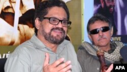 Iván Márquez, izquierda, y Jesús Santrich, de la comandancia de las FARC, en La Habana, Cuba.