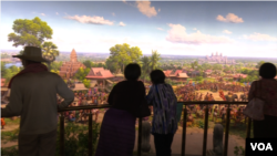 ផ្ទាំង​គំនូរ​បង្ហាញ​ពី​ការ​សាងសង់​ប្រាសាទ​បុរាណ​របស់​ខ្មែរ ដោយ​ស្នាដៃ​វិចិត្រករ​ជនជាតិ​កូរ៉េ​ខាង​ជើង ដែល​ប្រើ​បច្ចេកវិទ្យា​គំនូរ 3D នៅ​សារមន្ទីរ​សព្វទស្សន៍​អង្គរ ​Angkor Panorama Museum ខេត្ត​សៀមរាប។ (ពិន ស៊ីសុវណ្ណ/VOA)