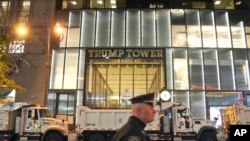 Cảnh sát New York ở trước Tòa tháp Trump.