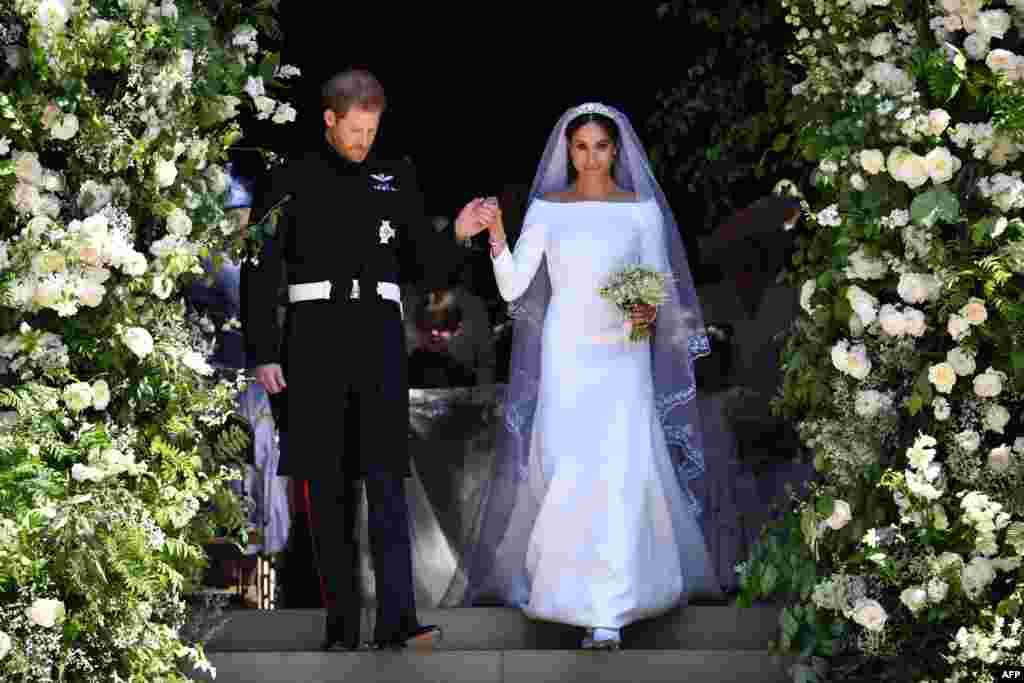런던 인근 윈저성 왕실 전용 예배당인 세인트 조지 채플에서 거행된 결혼식을 마친 영국 해리 왕자와 신부 메건 마클이 계단을 내려오고 있다.