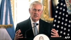 Sekretè Deta Ameriken an, Rex Tillerson pandan yon konferans nan Palè Sen Maten an nan Buenos Aires