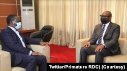 Le nouveau Premier ministre Jean-Michel Sama Lukonde (à gauche) avec le sortant Sylvestre Ilunga Ilunkamba à Kinshasa, en RDC, le 17 février 2021 (Twitter / Bureau du Premier ministre de la RDC)