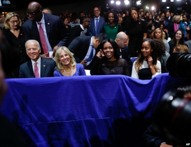 Nga e majta, NënPresidenti Joe Biden, Jill Biden, zonja e parë Michelle Obama dhe Malia Obama dëgjojnë fjalimin e lamtumirës të Presidentit Barack Obama.