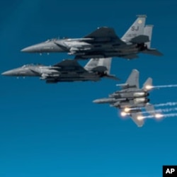 Jactos F-15E Strike Eagle, da força aérea americana, em exercícios militares.