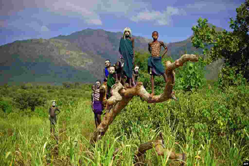 Anak-anak dan remaja suku Suri di kawasan Lembah Omo dekat Kibbish, Ethiopia selatan.