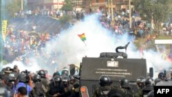 Otra vista de los choques entre partidarios del expresidente boliviano Evo Morales y miembros de la policía y el ejército cerca de Cochabamba el 15 de noviembre de 2019.