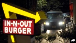 Seorang pelanggan menerima pesanan dari drive-through Burger In-N-Out di Baldwin Park, California, 8 Juni 2010. (Foto: ilustrasi).