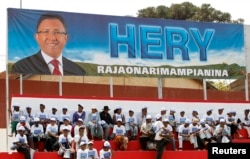 Supporters attend the final campaign rally of Madagascar's presidential candidate Hery Rajaonarimampianina Rakotoarimanana in the capital Antananarivo, Oct. 23, 2013.