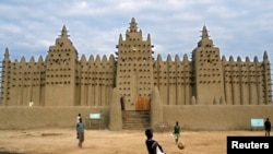 Des enfants jouent devant la Grande Mosquée de Djenne, au Mali. (archives)