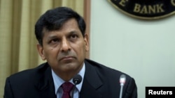 Reserve Bank of India (RBI) Governor Raghuram Rajan listens to a question at a news conference after the bi-monthly monetary policy review in Mumbai, India, June 2, 2015. 