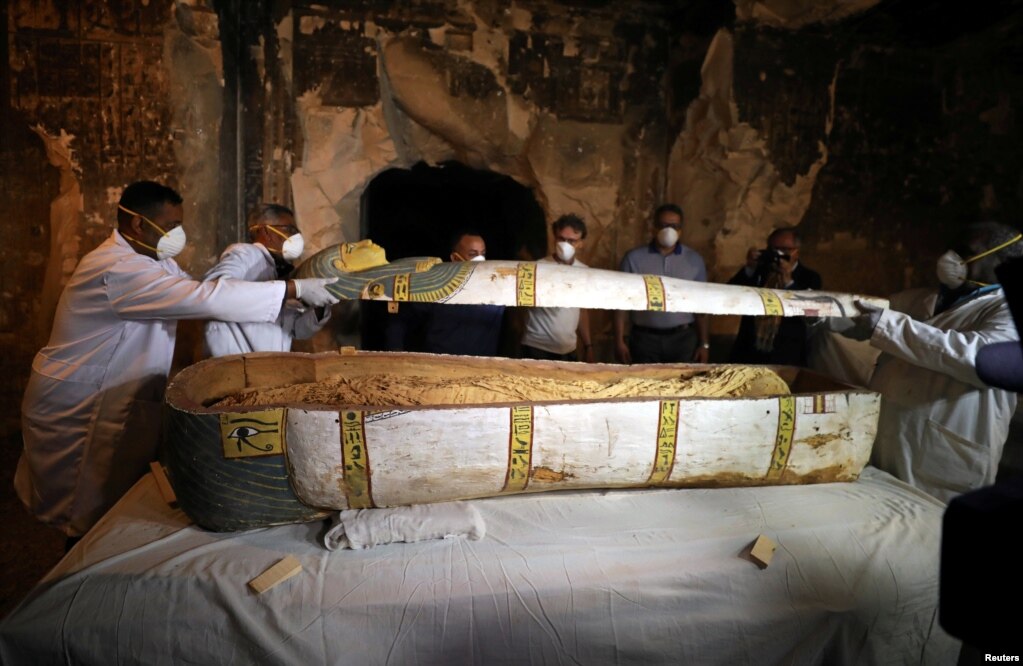 이집트 룩소르에 있는 TT33 무덤 안에서 고고학자들이 온전하게 발견된 석관의 덮개를 열고 있다.