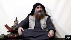 Pemimpin ISIS, Abu Bakar al-Baghdadi, dalam video yang diunggah media kelompok itu, al-Furqan, 29 April 2019. (Al-Furqan media via AP)