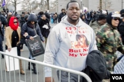 Martinez Sutton, whose sister Rekia Boyd was killed by an off-duty police officer in Chicago in 2012, adds his voice to the thousands who attended the "Justice for All" march in Washington, D.C., Dec. 13, 2014. (Elizabeth Pfotzer/VOA)